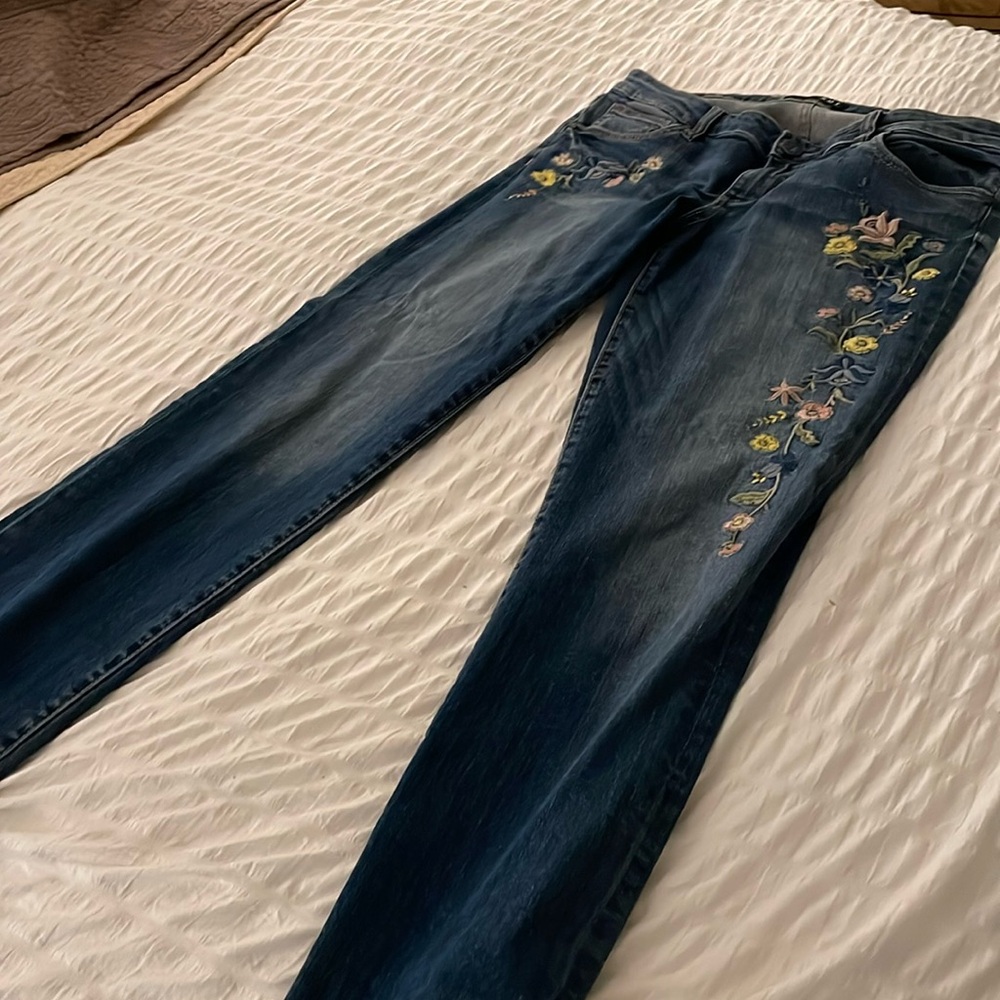 KUT From The Kloth Jeans Size 8
Beautiful floral embroidery!